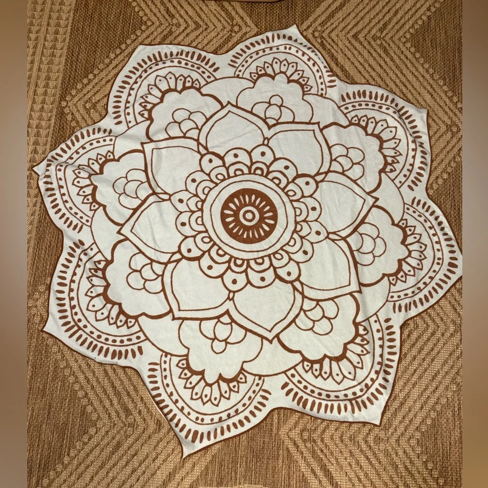 NWOT Vix Paula Hermanny Blue Brown Lotus Flower Beach Towel 58” diameter